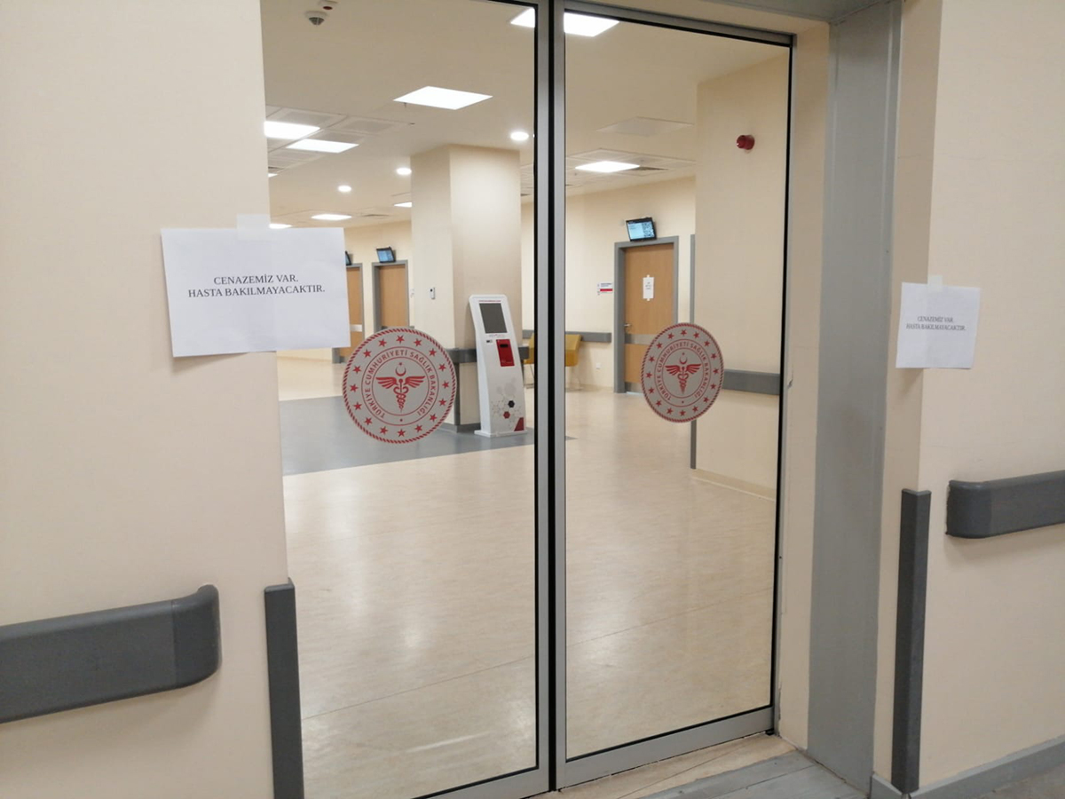 doktorun-olduruldugu-klinigin-kapisina-cenazemiz-var-yazisi-asildi-5962-dhaphoto1-kopya