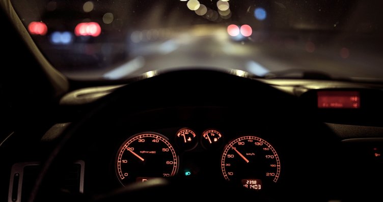 araba-gosterge-panelindeki-ikaz-lambalari-ve-anlamlari