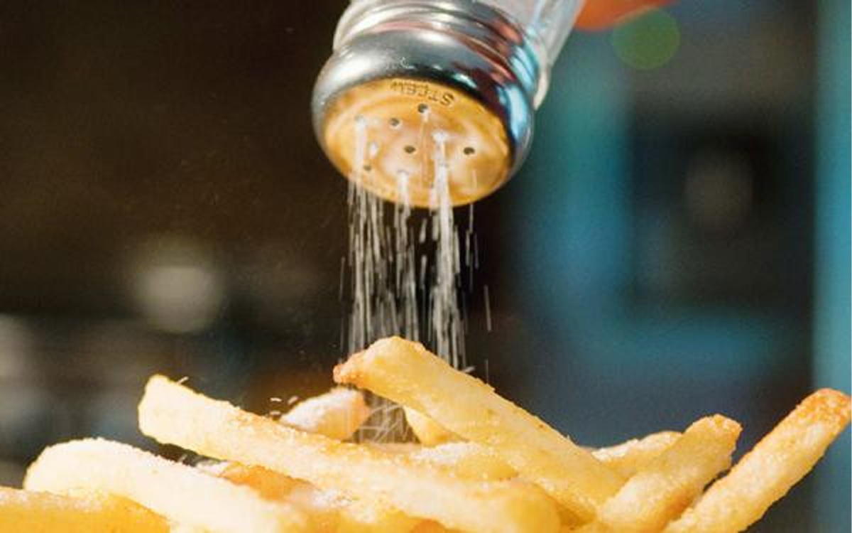 Sofradaki Yemeğe Tuz Eklerken İki Kere Düşünün? 500 Bin Kişi İle Yapılan Araştırmanın Sonuçları Şoke Etti!