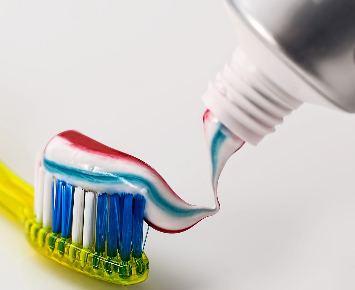 1200px-toothbrush-toothpaste-dental-care-571741-cropped.jpg