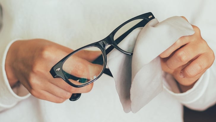 gozluk-nasil-temizlenir