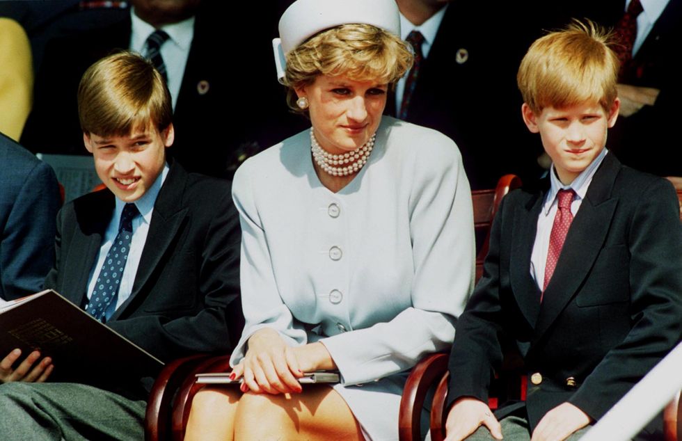 princess-diana-princess-of-wales-with-her-sons-prince-news-photo-1660322128.jpg