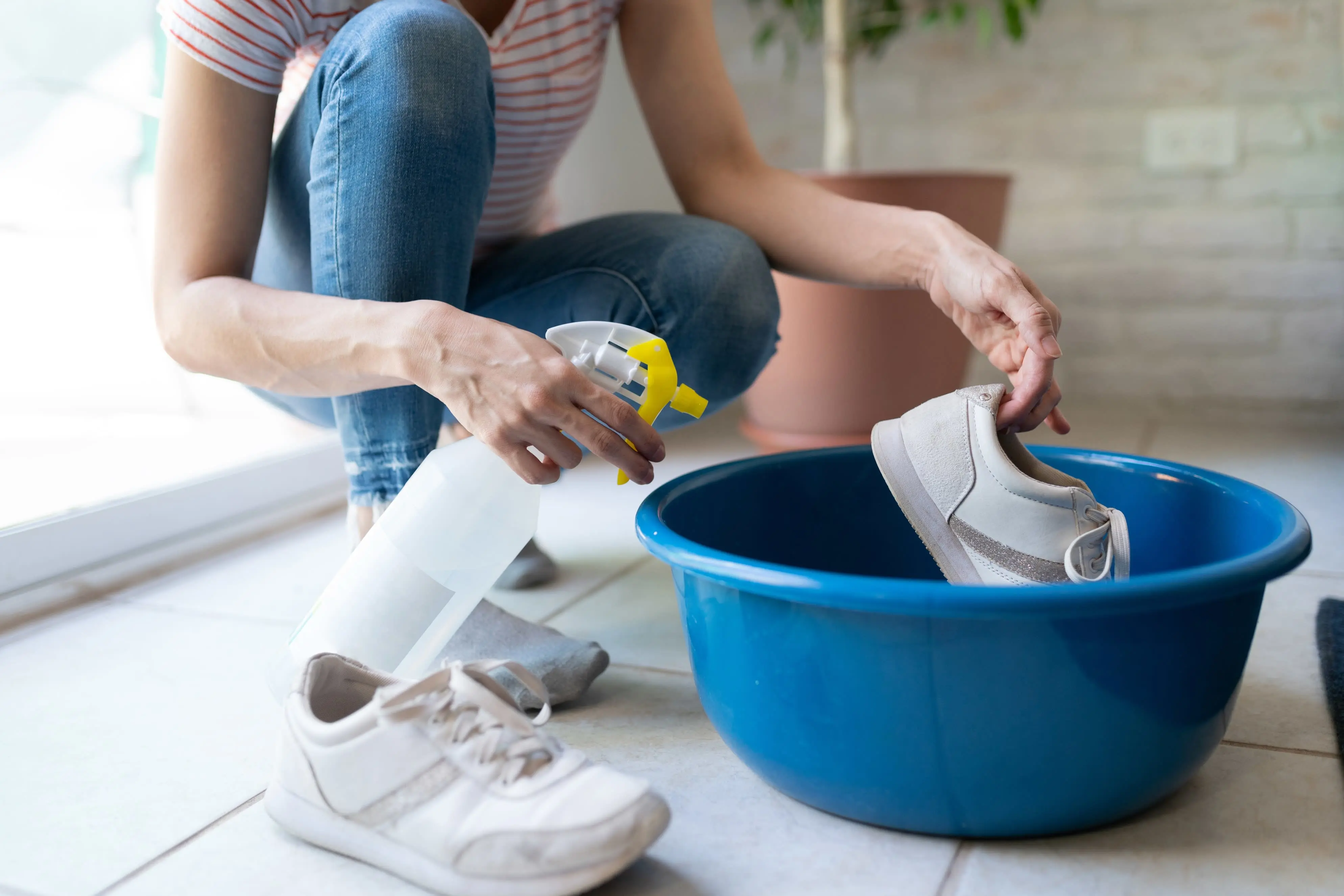 homemadesimple-us-en-articledetailpages-1adp-in-the-home-a42-how-to-get-smell-out-of-shoes-spray-cleaning-shoes.webp