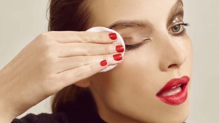 3-remove-eye-makeup-20211008163129-20211008163129-747x420