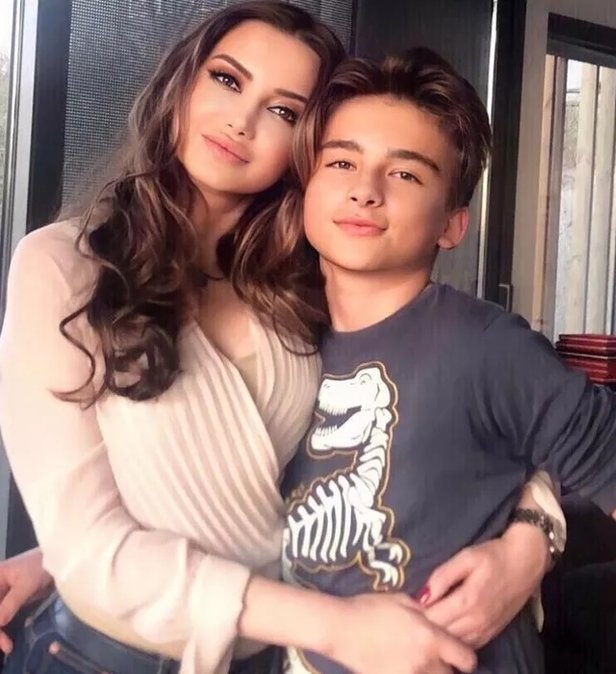 0x0-esra-ezmeci-kimdir-kac-yasinda-nereli-esra-ezmeci-evli-mi-eski-esi-kim-esra-ezmeci-cocugu-var-mi-1662126470684