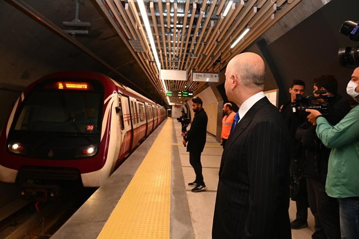 adil-karaismaoglu-bos-metroda-ayakta-gitti-2