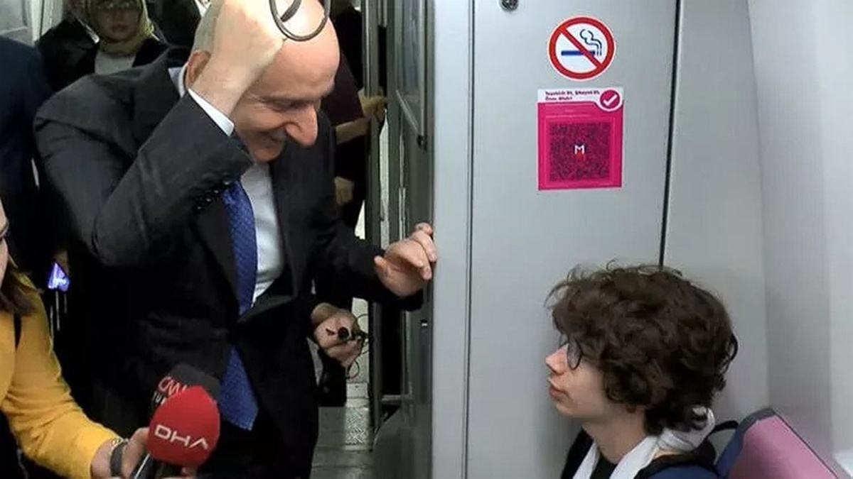 adil-karaismaoglu-bos-metroda-ayakta-gitti-4