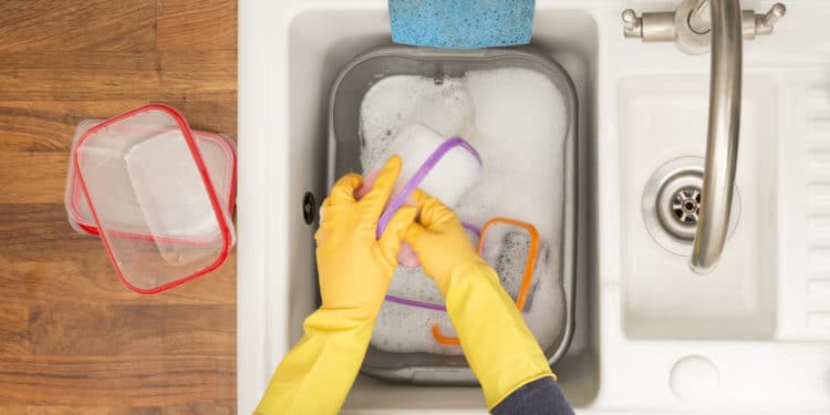 cleaning-food-containers-750x375