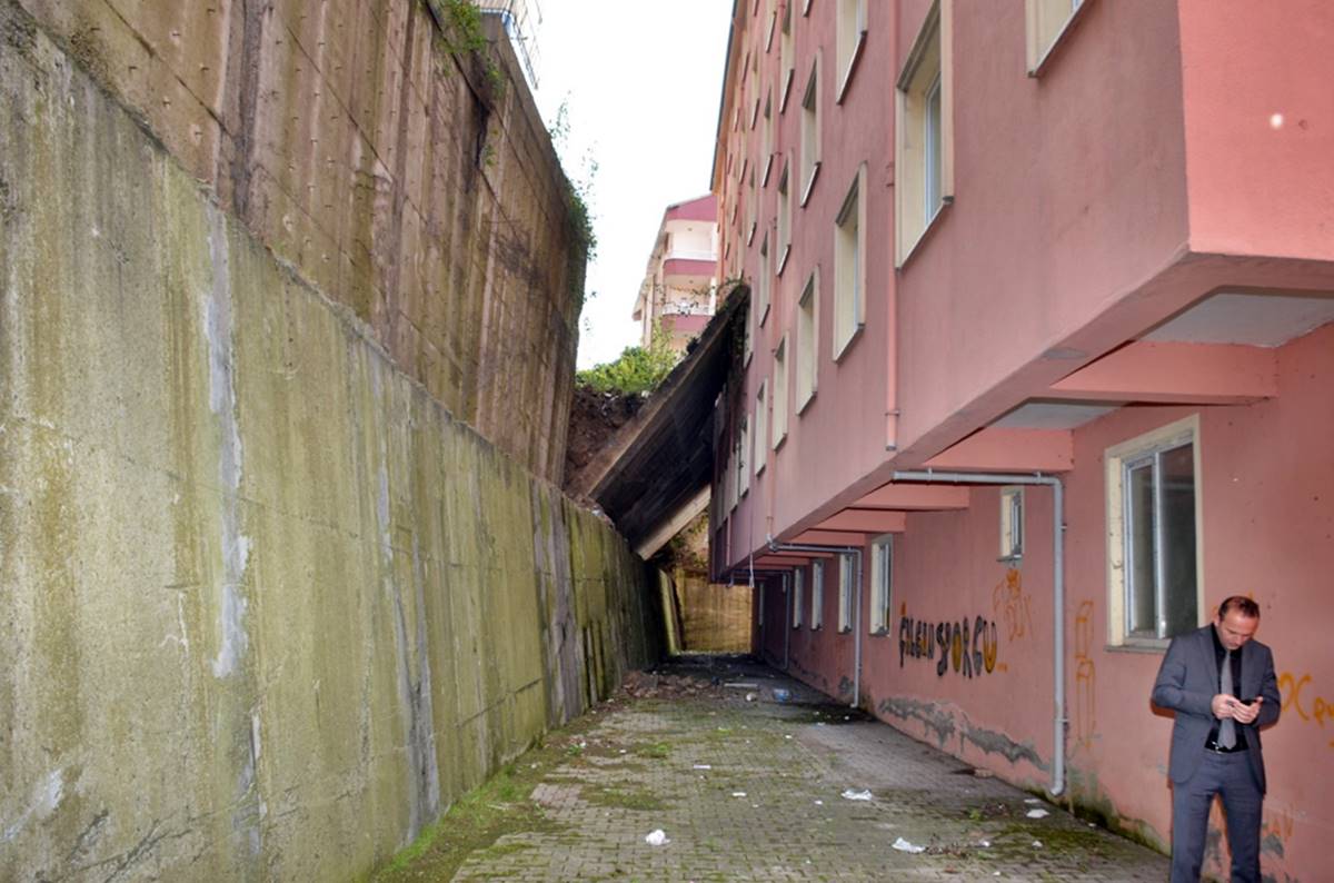 ustune-istinat-duvari-devrilen-apartman-bosaltildi-4