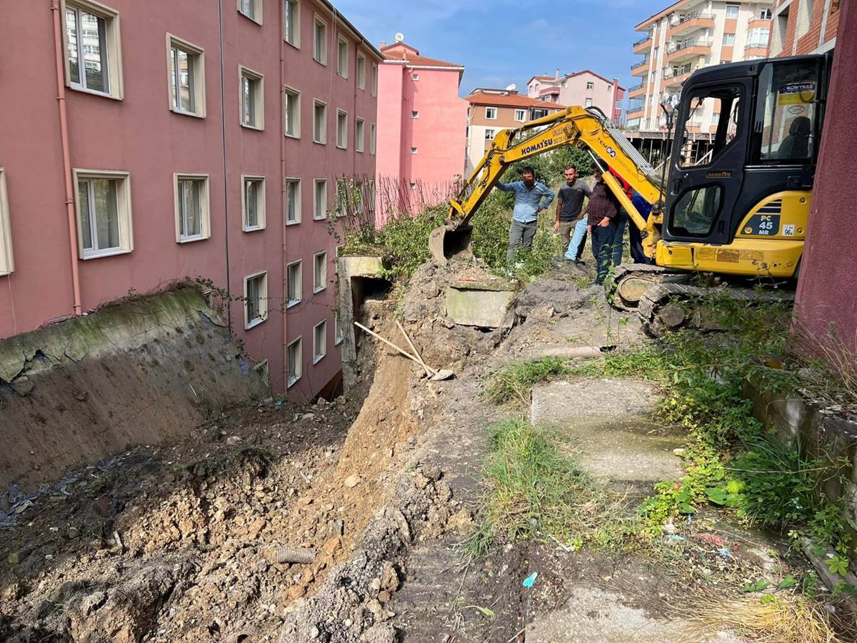 ustune-istinat-duvari-devrilen-apartman-bosaltildi-5