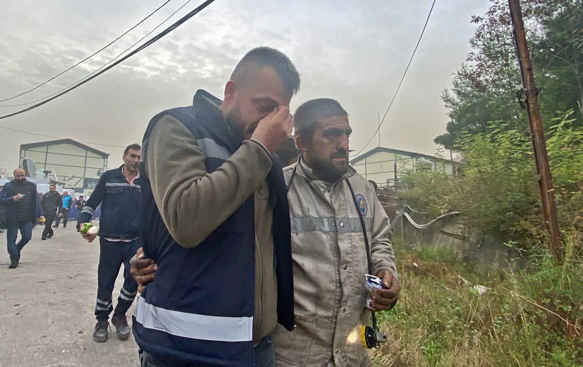 maden-faciasinda-kurtarma-calismalarina-katilan-isci-gozyaslarina-boguldu-1