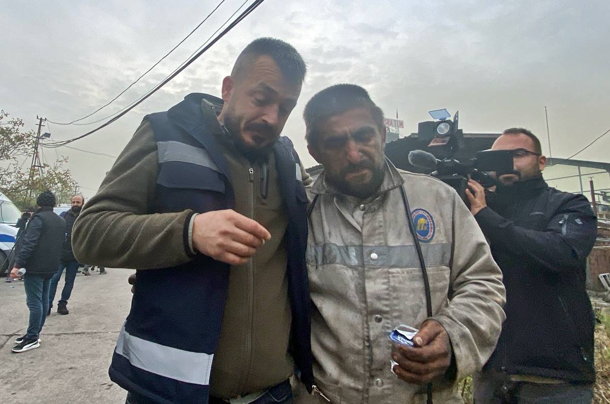 maden-faciasinda-kurtarma-calismalarina-katilan-isci-gozyaslarina-boguldu-2