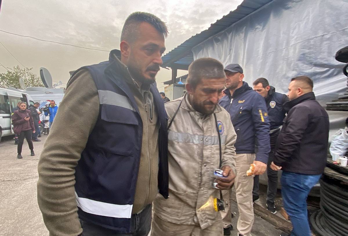 maden-faciasinda-kurtarma-calismalarina-katilan-isci-gozyaslarina-boguldu-4