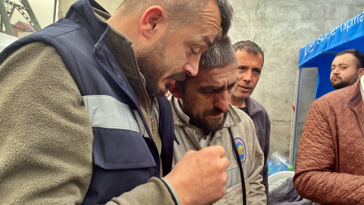 maden-faciasinda-kurtarma-calismalarina-katilan-isci-gozyaslarina-boguldu-5