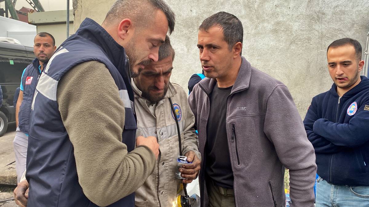 maden-faciasinda-kurtarma-calismalarina-katilan-isci-gozyaslarina-boguldu-6