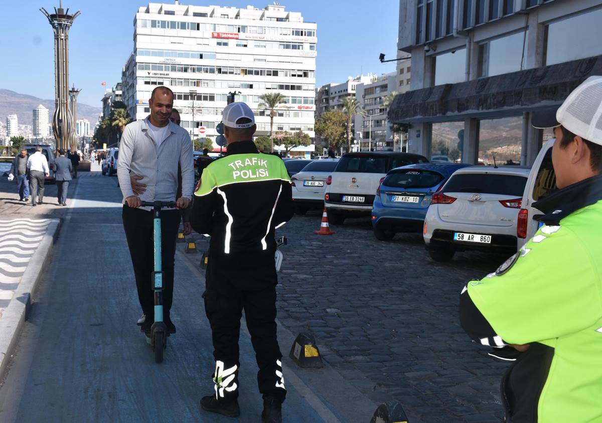 scootera-iki-kisi-binmek-yasak-mi