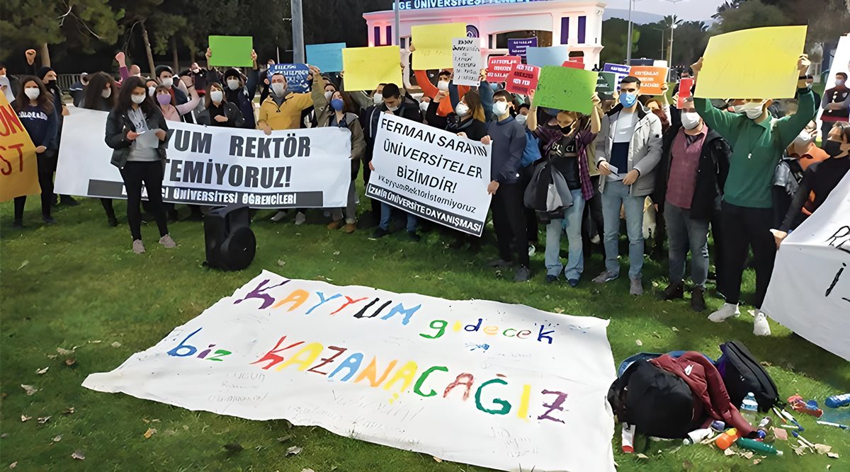 bogazici-universitesi-naci-inci-kirmizi-boya-protesto