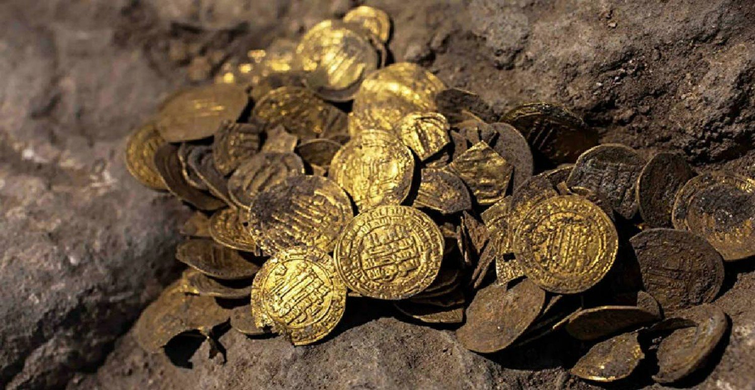 Archaeologists Uncover 300 Ancient Roman Gold Coins: A Remarkable Historical Find - News