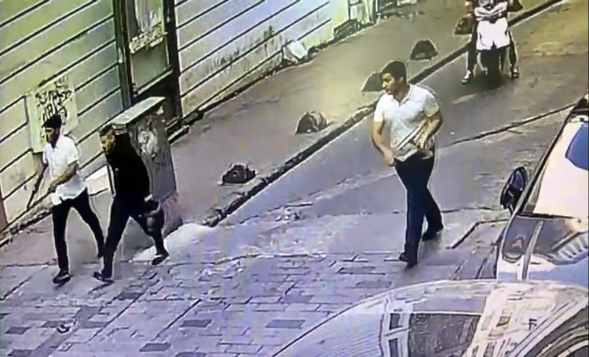 istanbul-taksim-bekciyi-dovduler.jpg