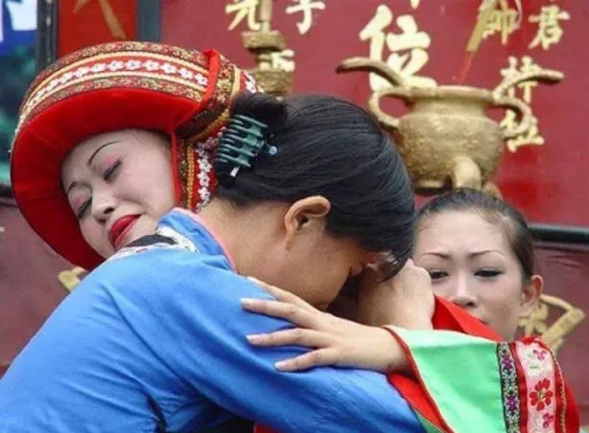 dünyadaki enteresan gelenekler