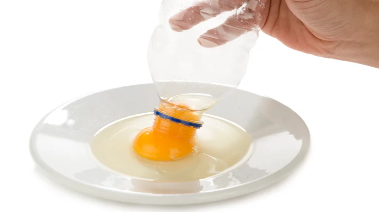 use-a-diy-egg-separator-1653335155