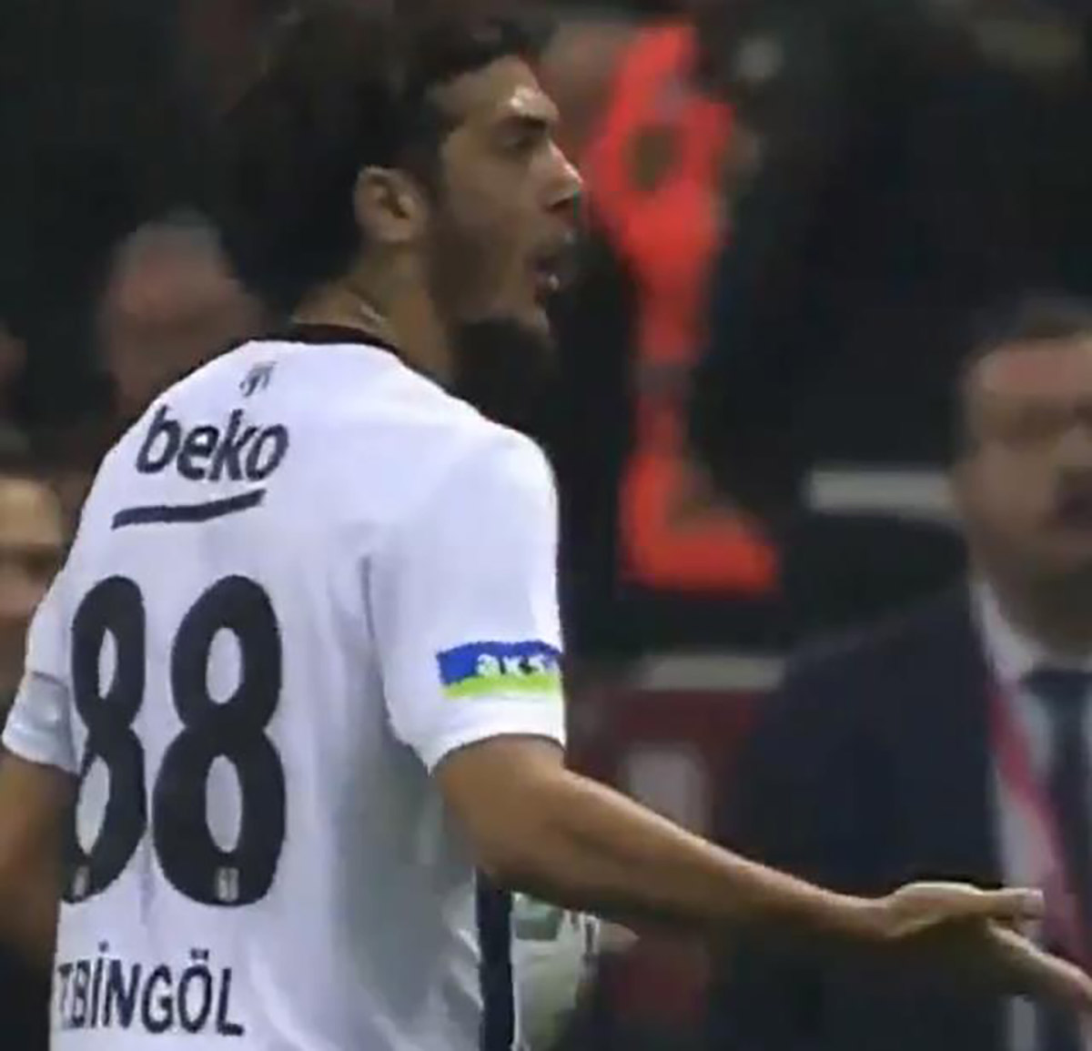 besiktasli-futbolcunun-top-toplayici-cocuga-15410200-4686-m