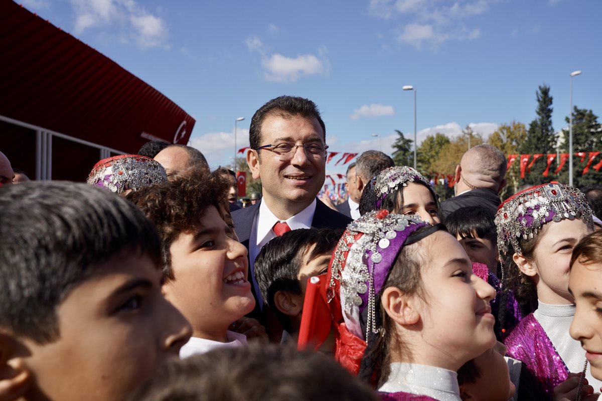 ekrem-imamoglu-cocuklarla-beraber
