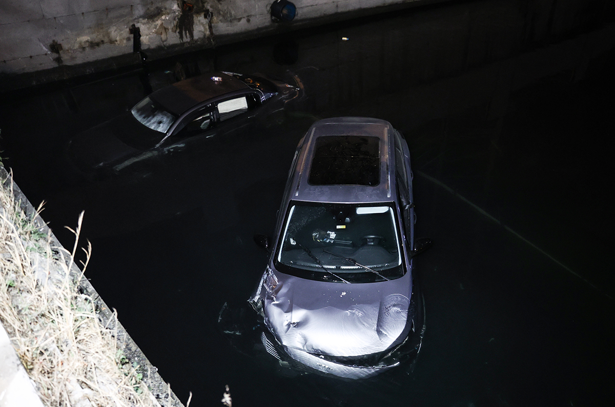 aa-20221110-29397831-29397830-zeytinburnunda-2-otomobil-dereye-dustu-copy