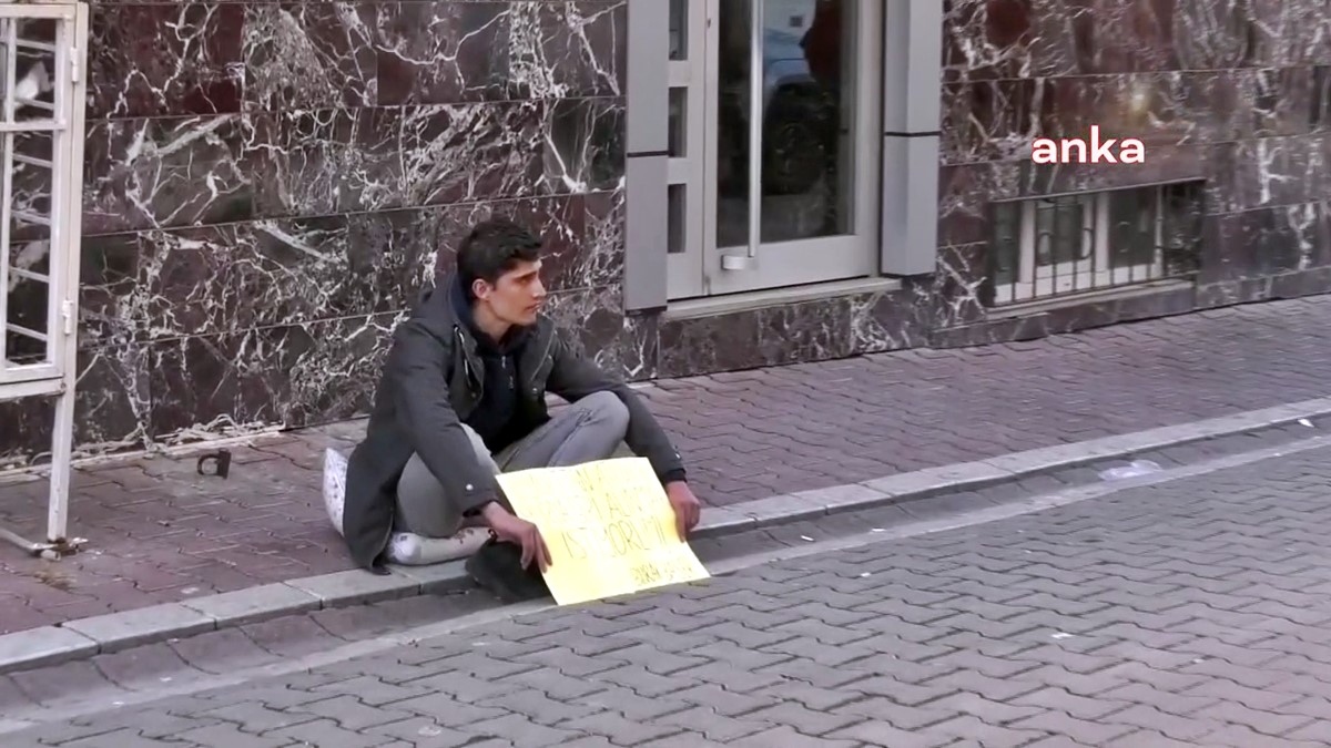 burak-baser-esenyurt-kyk-yurdu-oturma-eylemi