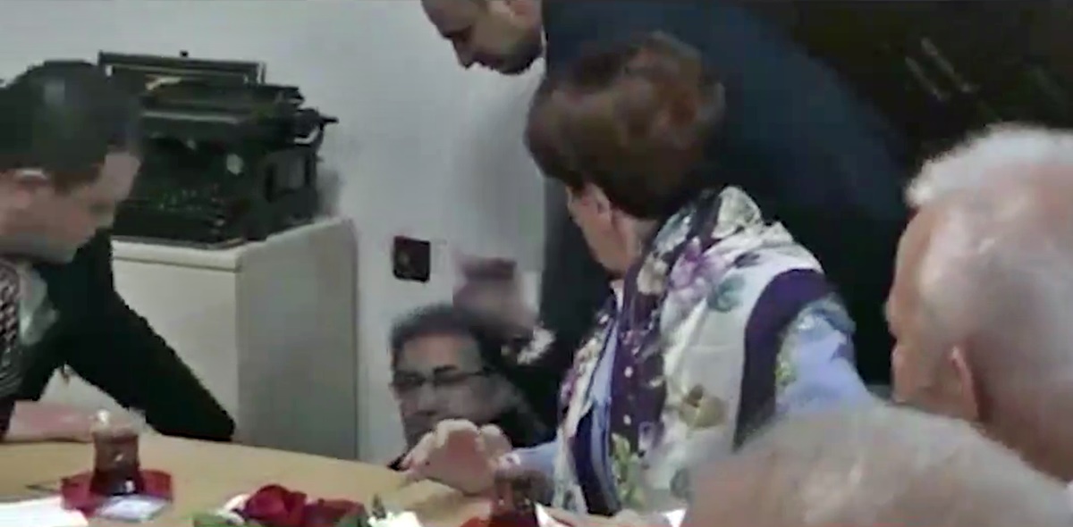 gokturk-boyvadaoglu-sandalyesi-kirildi