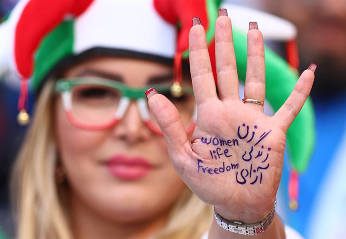 iran-milli-takimi-milli-marslarini-soylemedi-iranli-taraftarlar-molla-rejimine-tepki-gosterdi-1090512-1