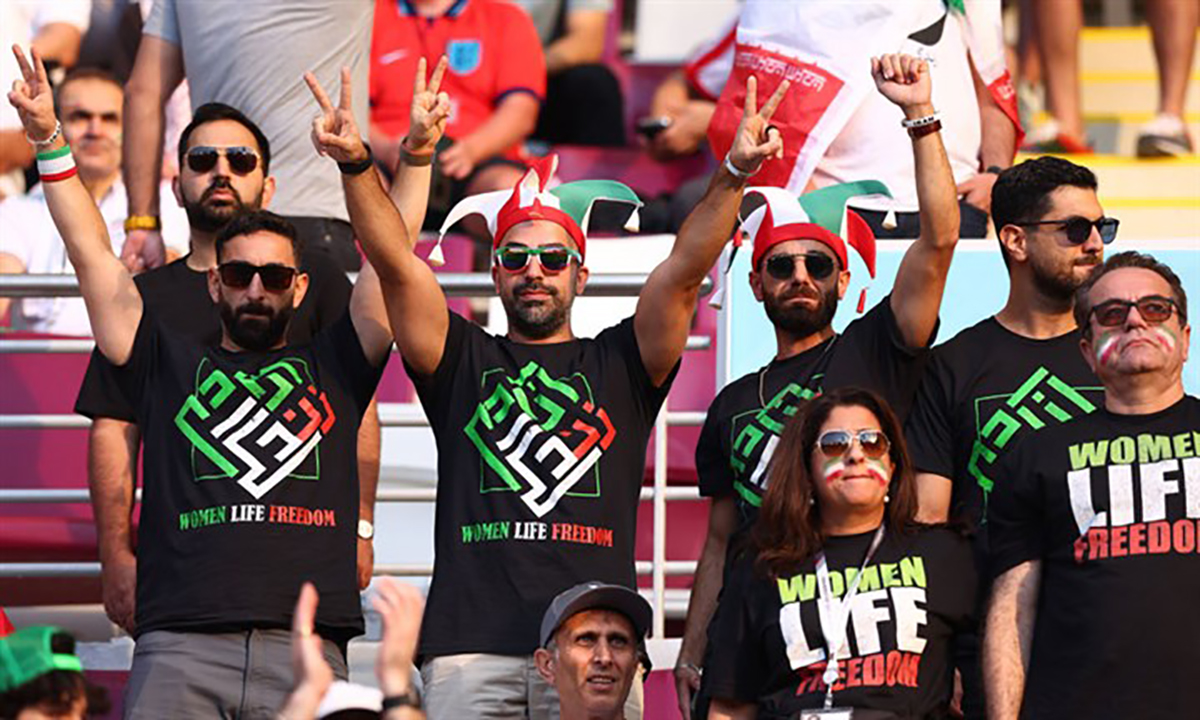 iran-milli-takimi-milli-marslarini-soylemedi-iranli-taraftarlar-molla-rejimine-tepki-gosterdi-1090514-1