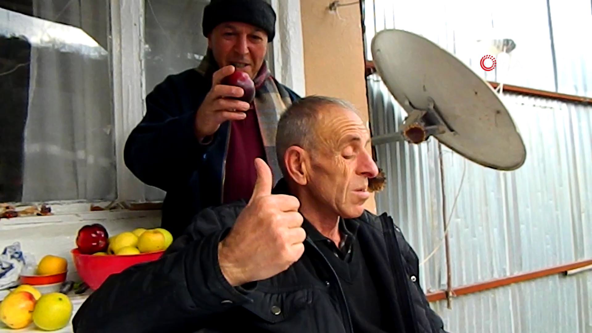 kafasina-vurulan-elmanin-rengini-ve-turunu-biliyor-1