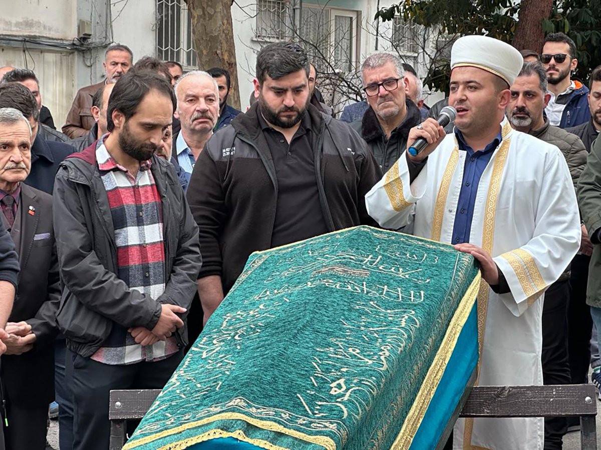 144416907-kazada-olen-tiyatrocu-ozgur-karatas-samsunda-topraga-verildi-1