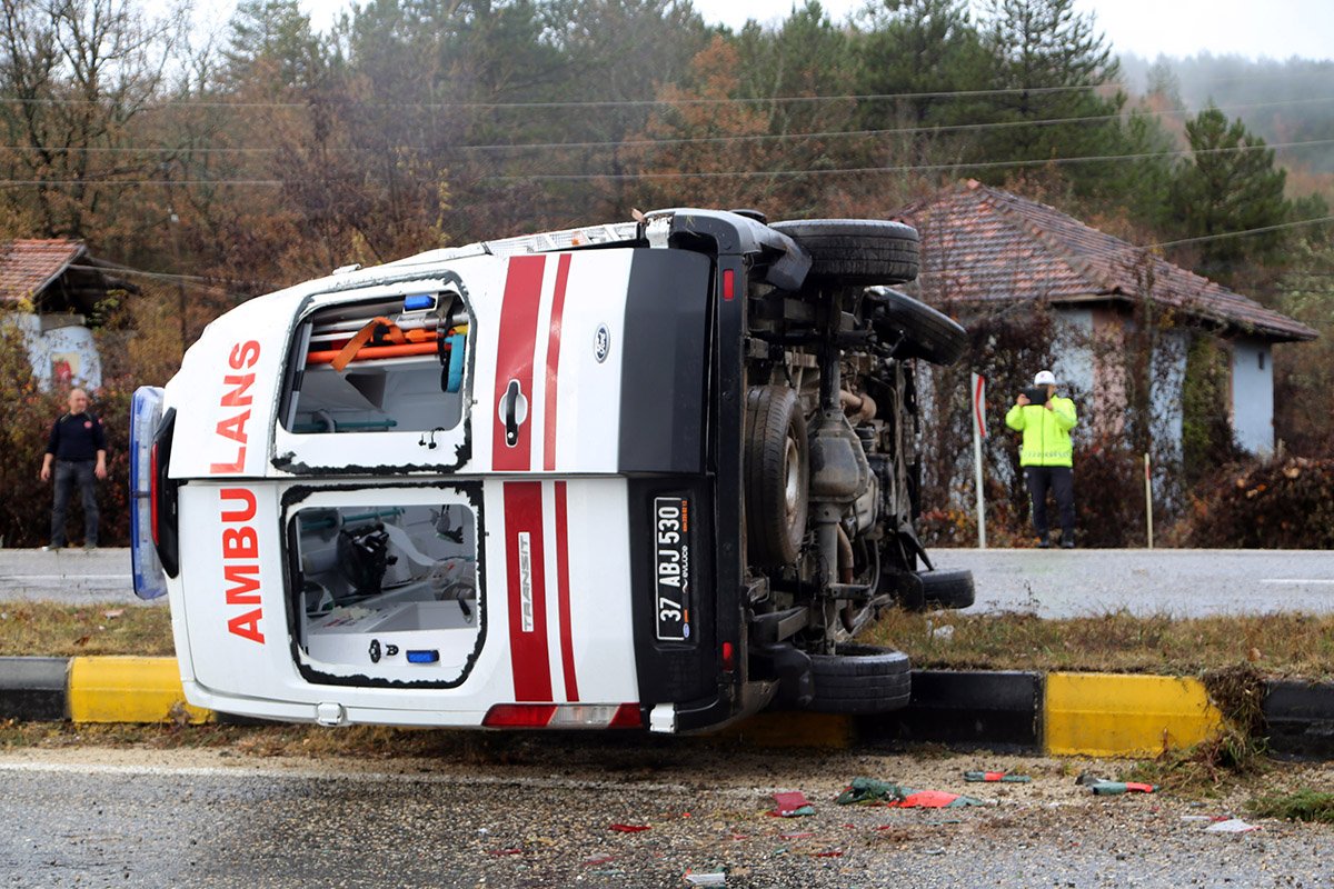 aa-20221122-29504709-29504704-kastamonuda-devrilen-ambulanstaki-3-saglik-personeli-yaralandi