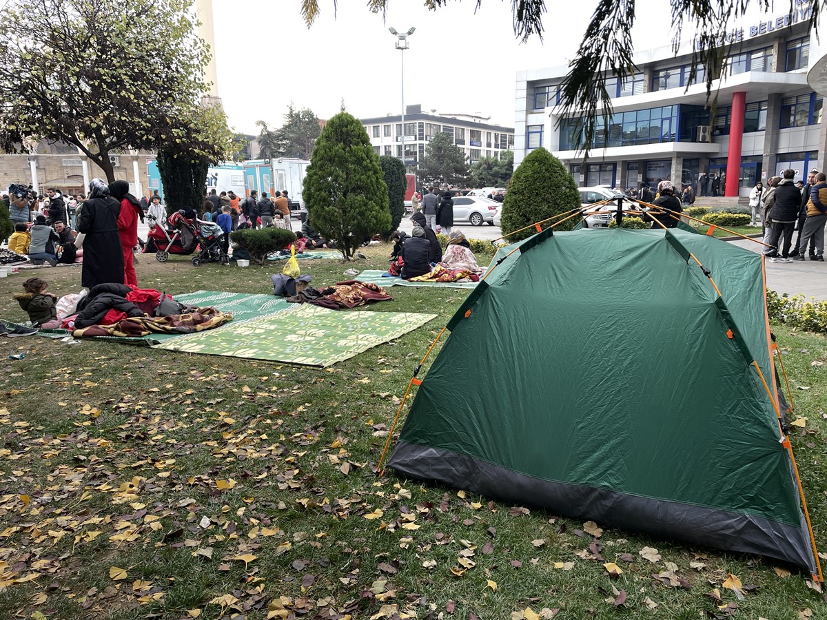 depremi-yasayan-vatandas-sokaga-dokuldu-1