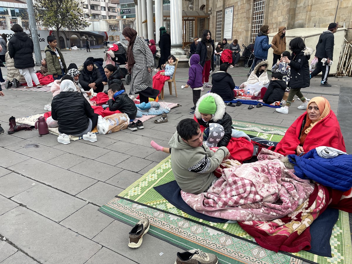 depremi-yasayan-vatandas-sokaga-dokuldu-2