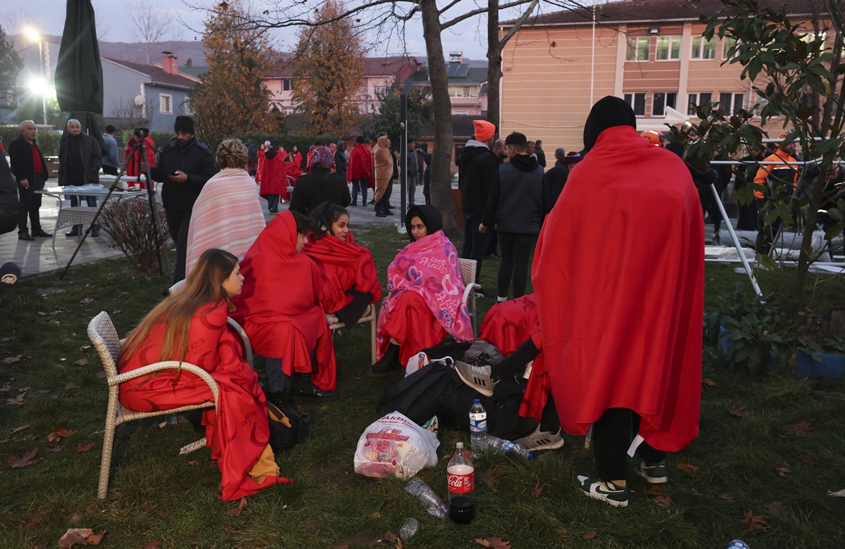 depremi-yasayan-vatandas-sokaga-dokuldu-3