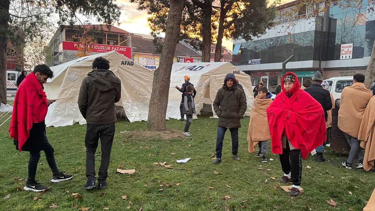 depremi-yasayan-vatandas-sokaga-dokuldu-4