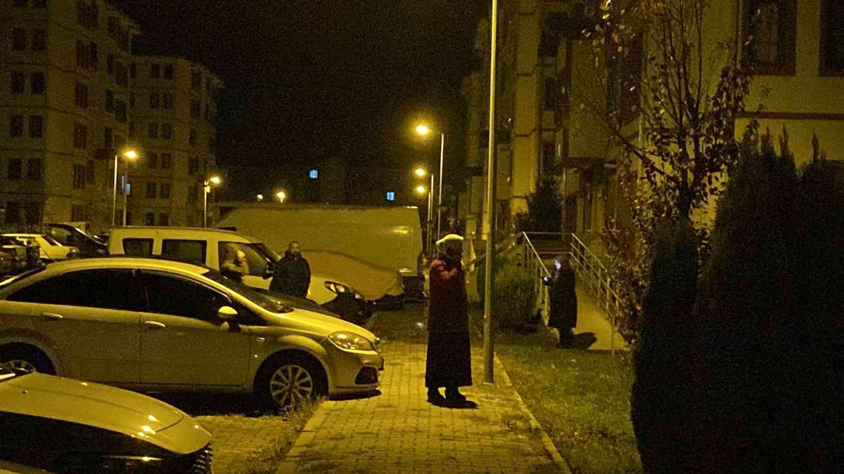 depremi-yasayan-vatandas-sokaga-dokuldu-5