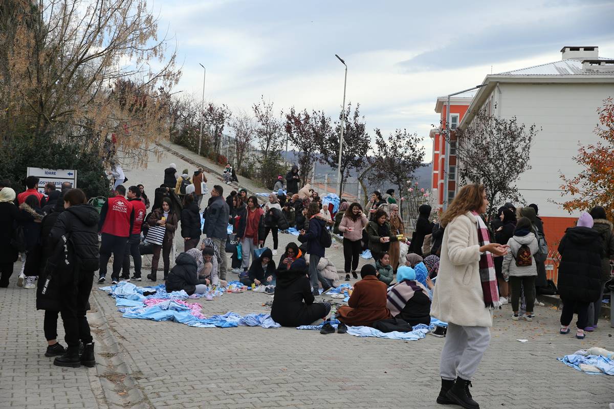 duzce-depremi-halk-sokaklarda