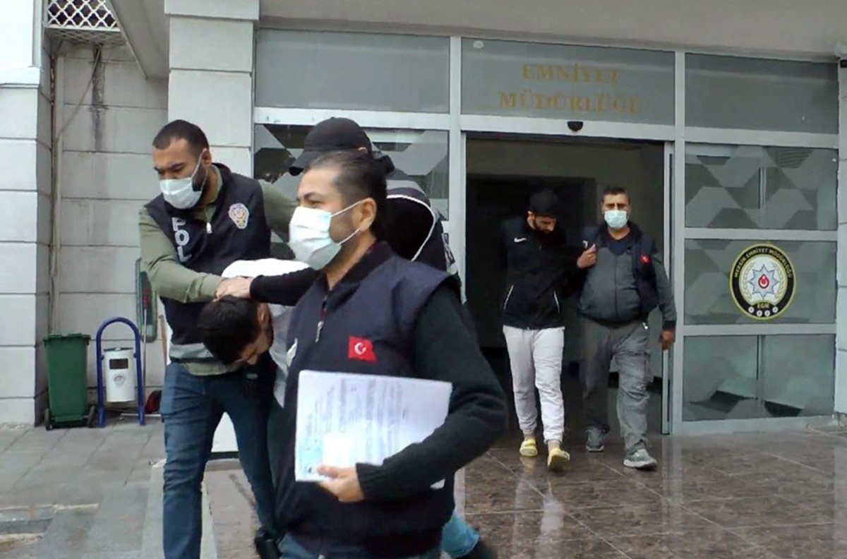 park-halindeki-araci-iterek-caldilar-1