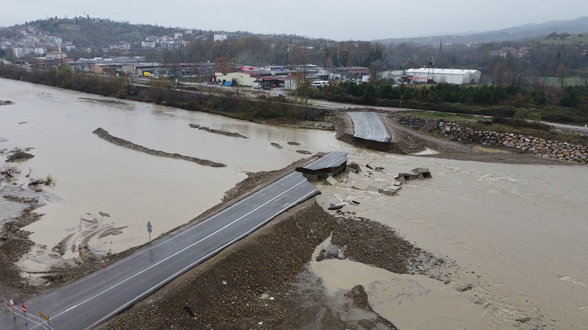bartinda-irmak-suyu-yukselince-gecici-servis-yolu-coktu-2782-dhaphoto1