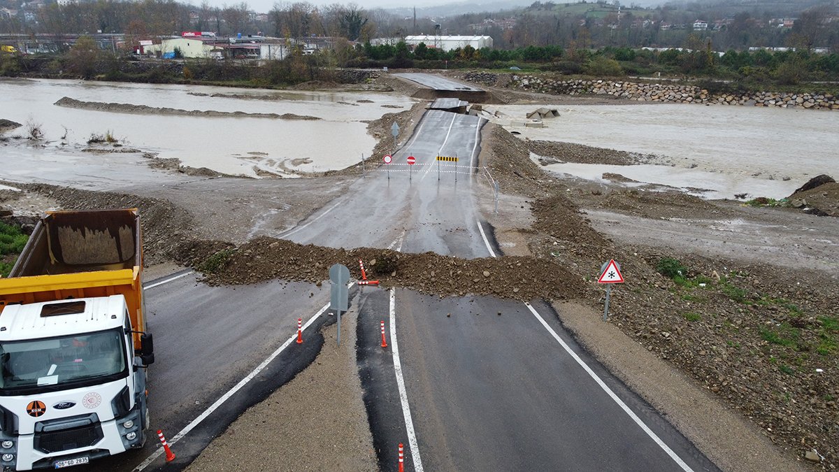 bartinda-irmak-suyu-yukselince-gecici-servis-yolu-coktu-2782-dhaphoto7