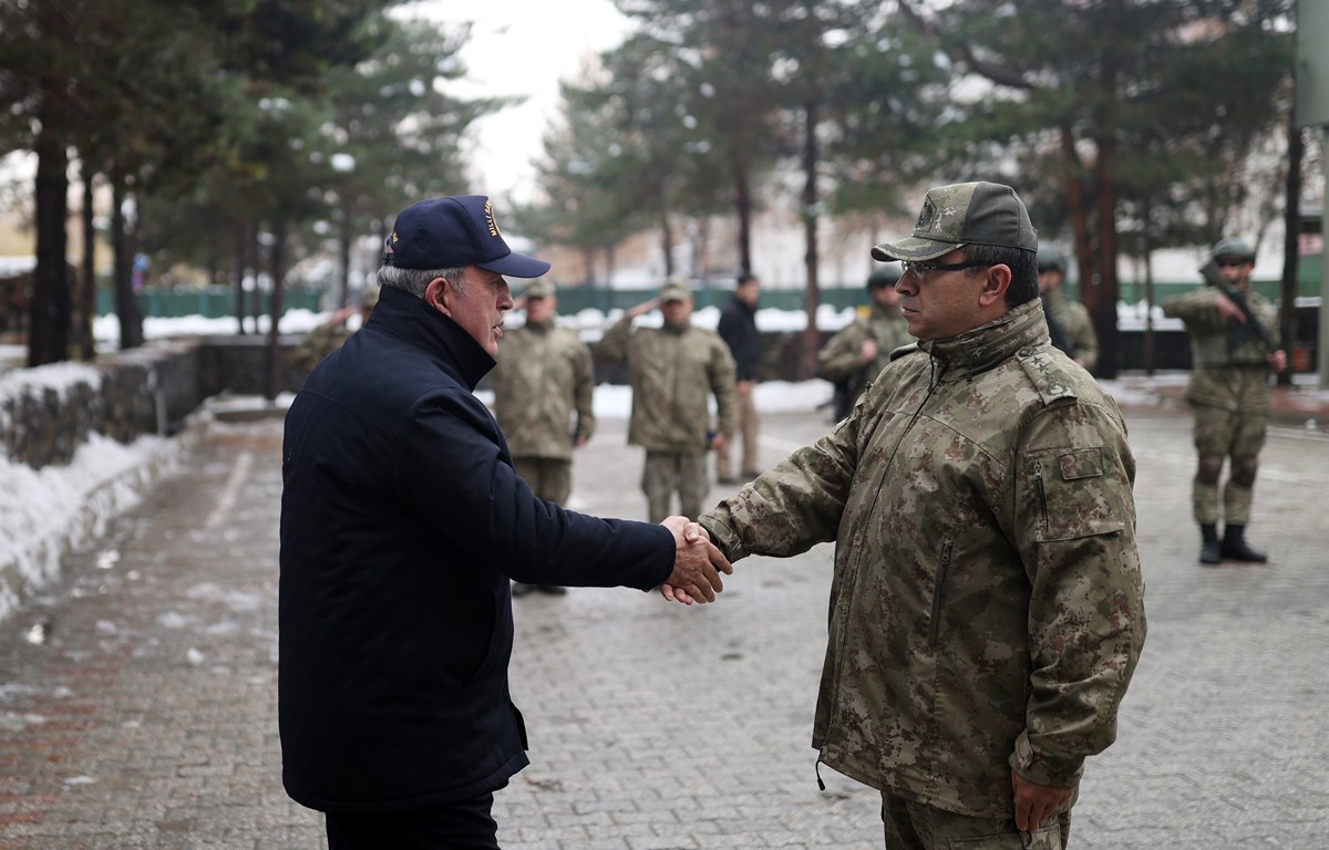 bakan-akar-irak-sinirindaki-birliklerde-inceleme-5