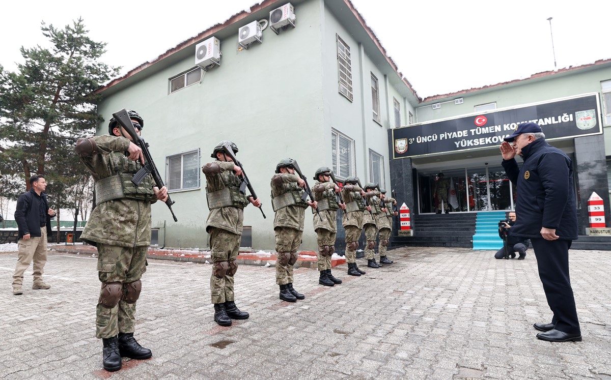 bakan-akar-irak-sinirindaki-birliklerde-inceleme-8