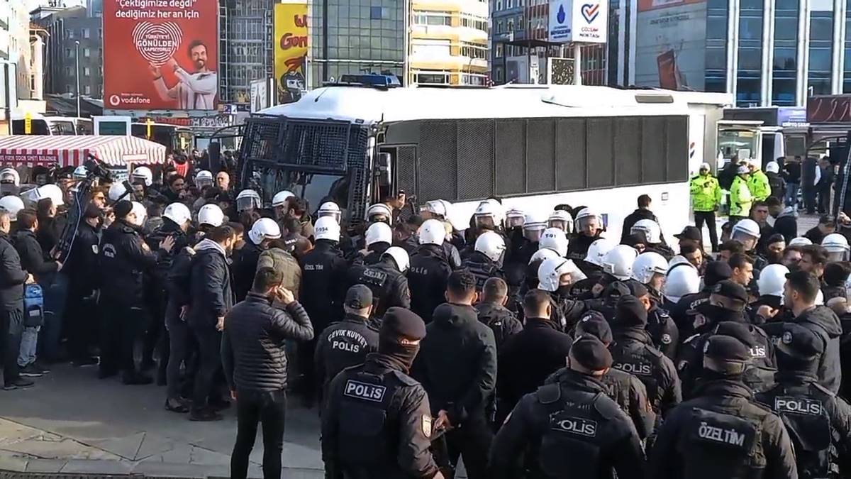 istanbul-kadikoy-kadin-yuruyusu-polis-mudahalesi