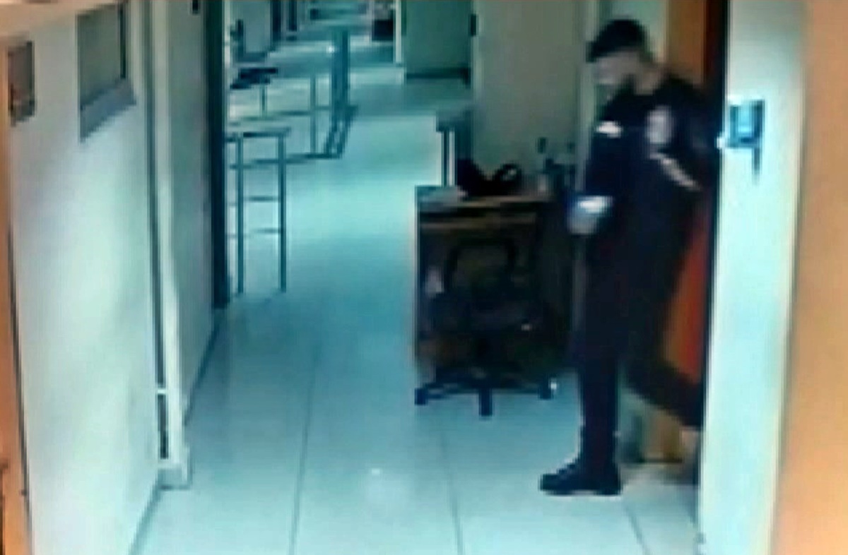 adliyede-polisin-cantasini-caldilar-1