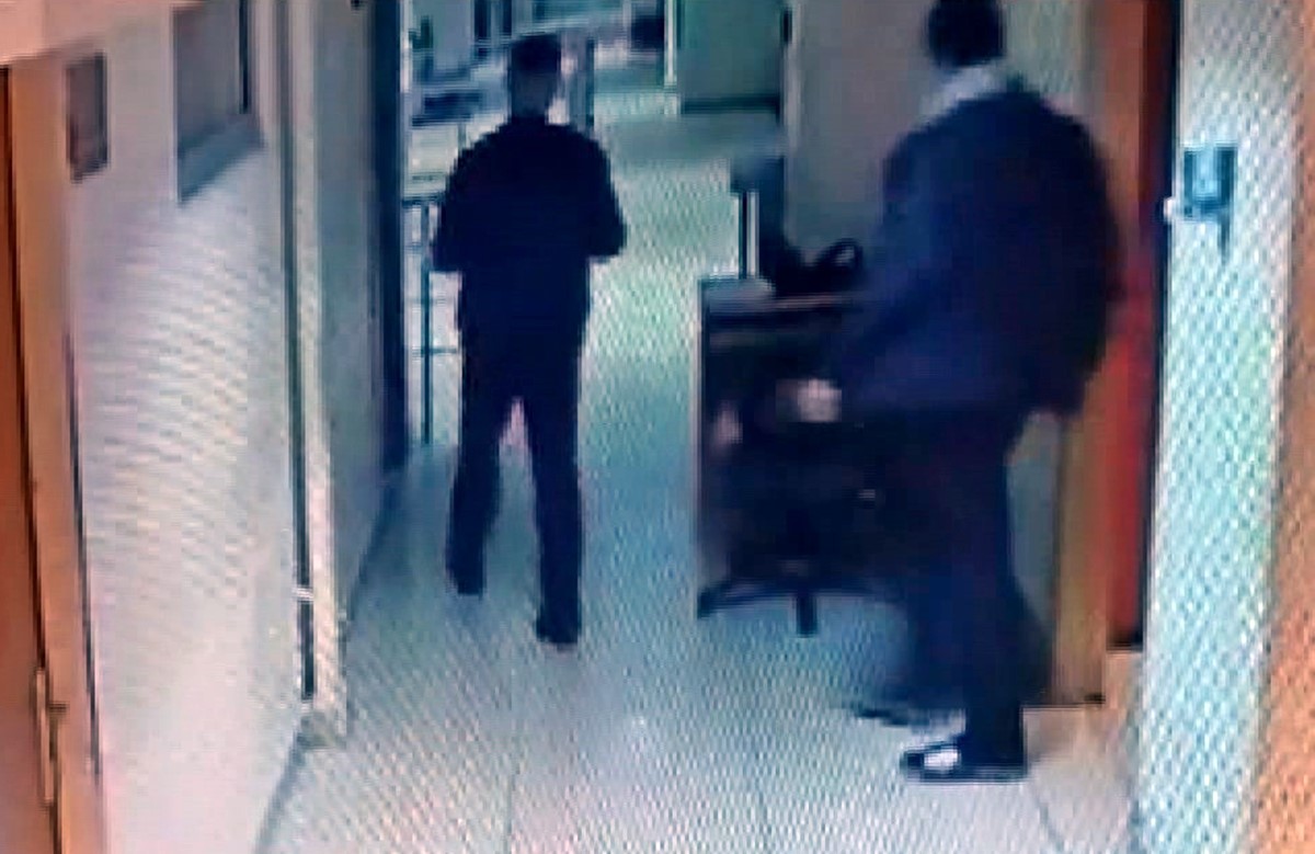 adliyede-polisin-cantasini-caldilar-2