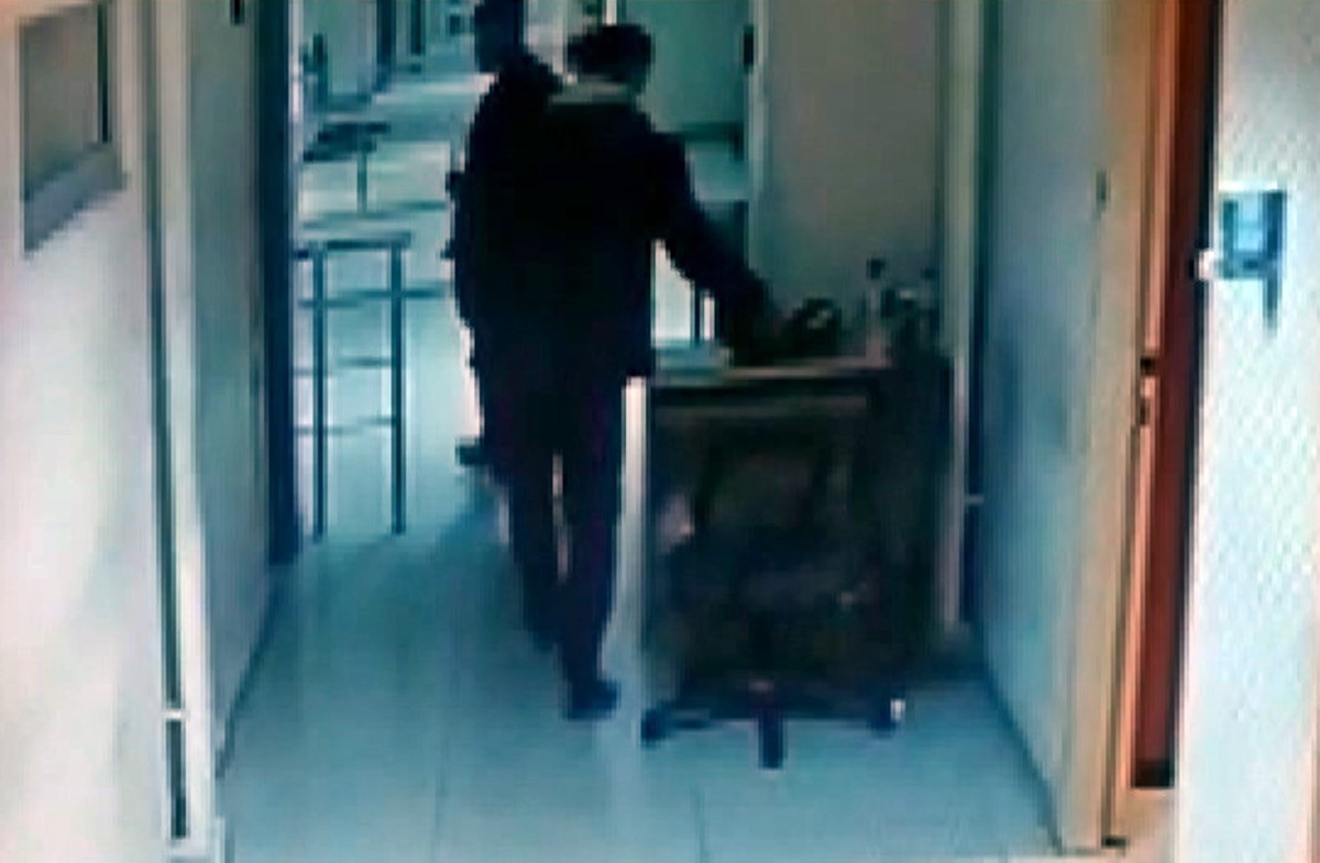 adliyede-polisin-cantasini-caldilar-3